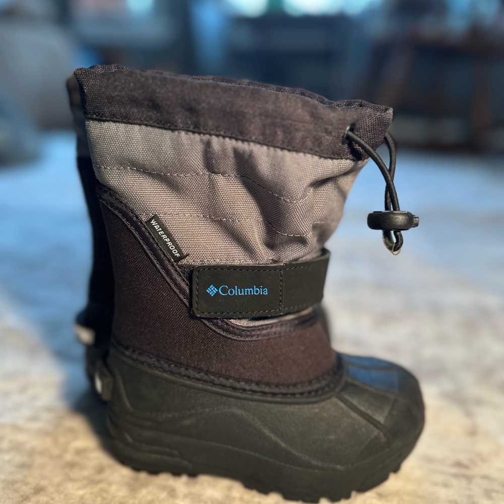 Columbia kids black and gray winter boots with lining